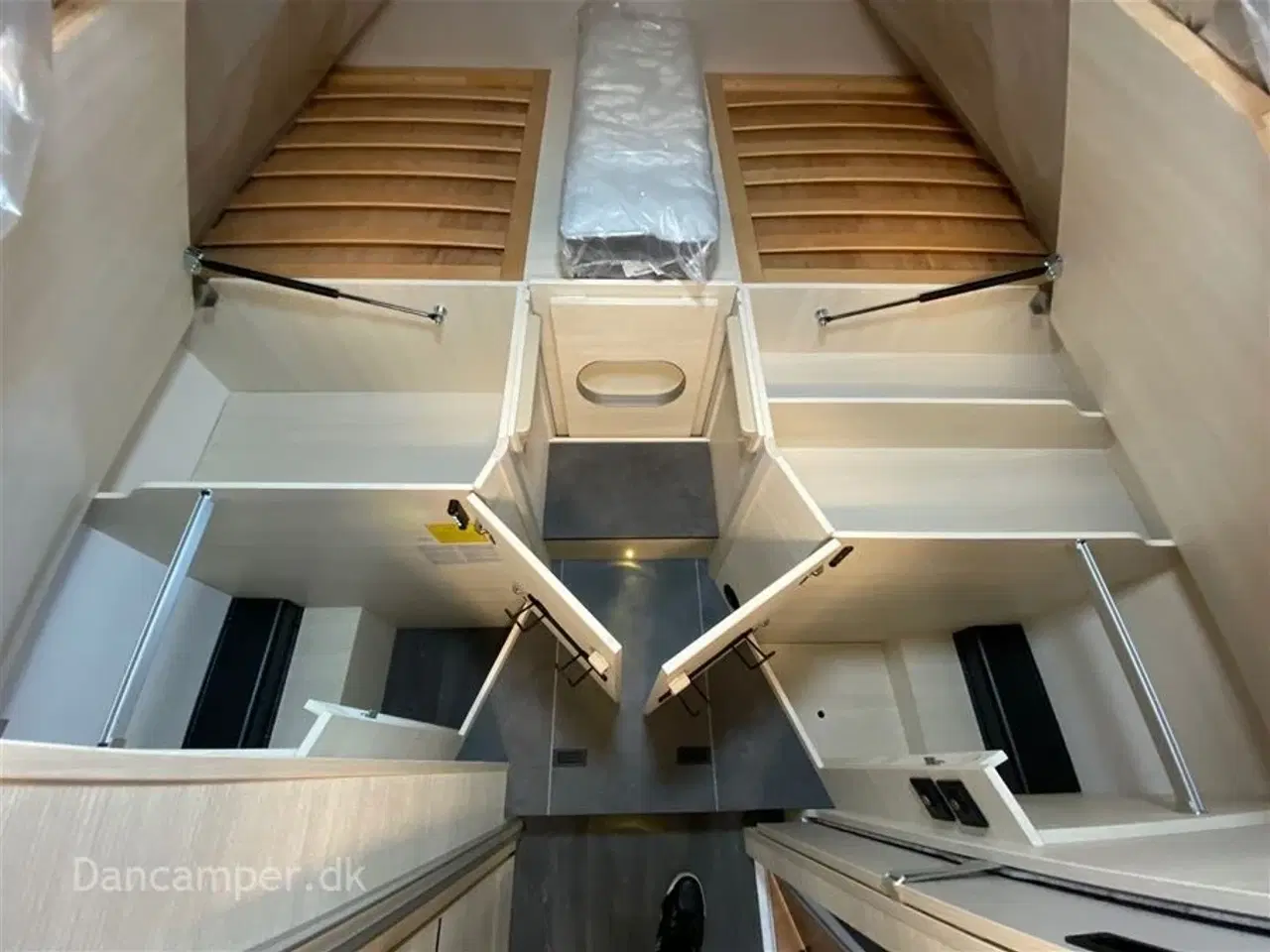 Billede 15 - 2024 - Chausson Titanium 777GA ULTIMATE   KOMISSIONSBIL! Enkeltsenge, lounge, siddegruppe, opredning i siddegruppen. 170HK Aut, markise, solceller mmm