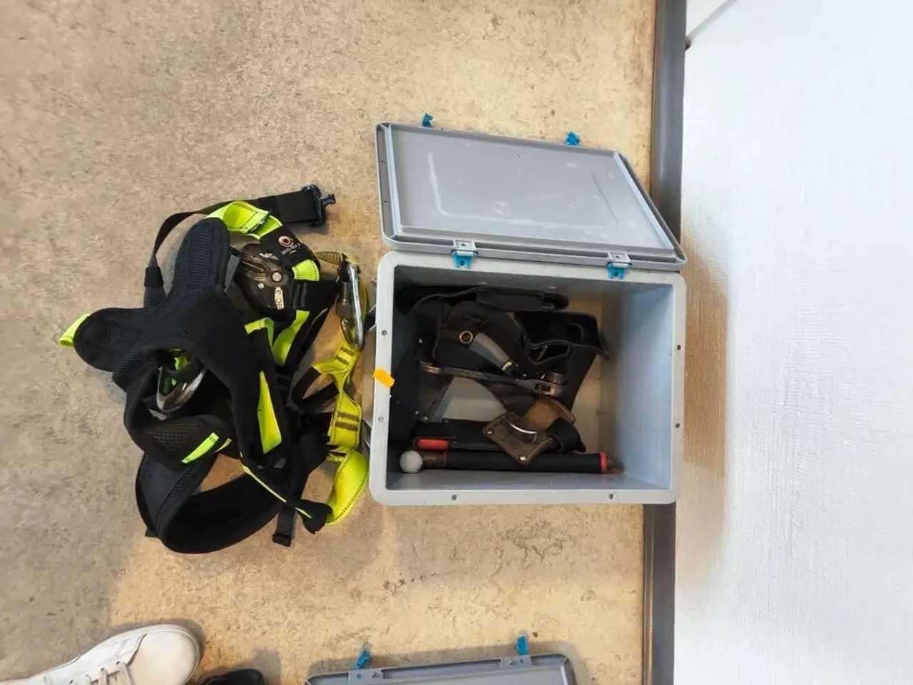 Billede 1 - Kasse m. sikringsgrej samt div.