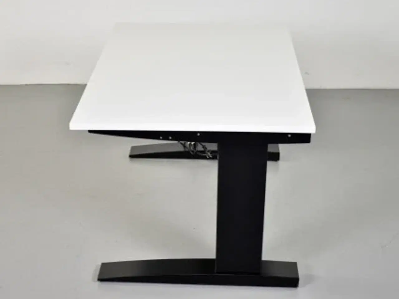 Billede 2 - Hæve-/sænkebord med hvid plade og sort stel, 120 cm.