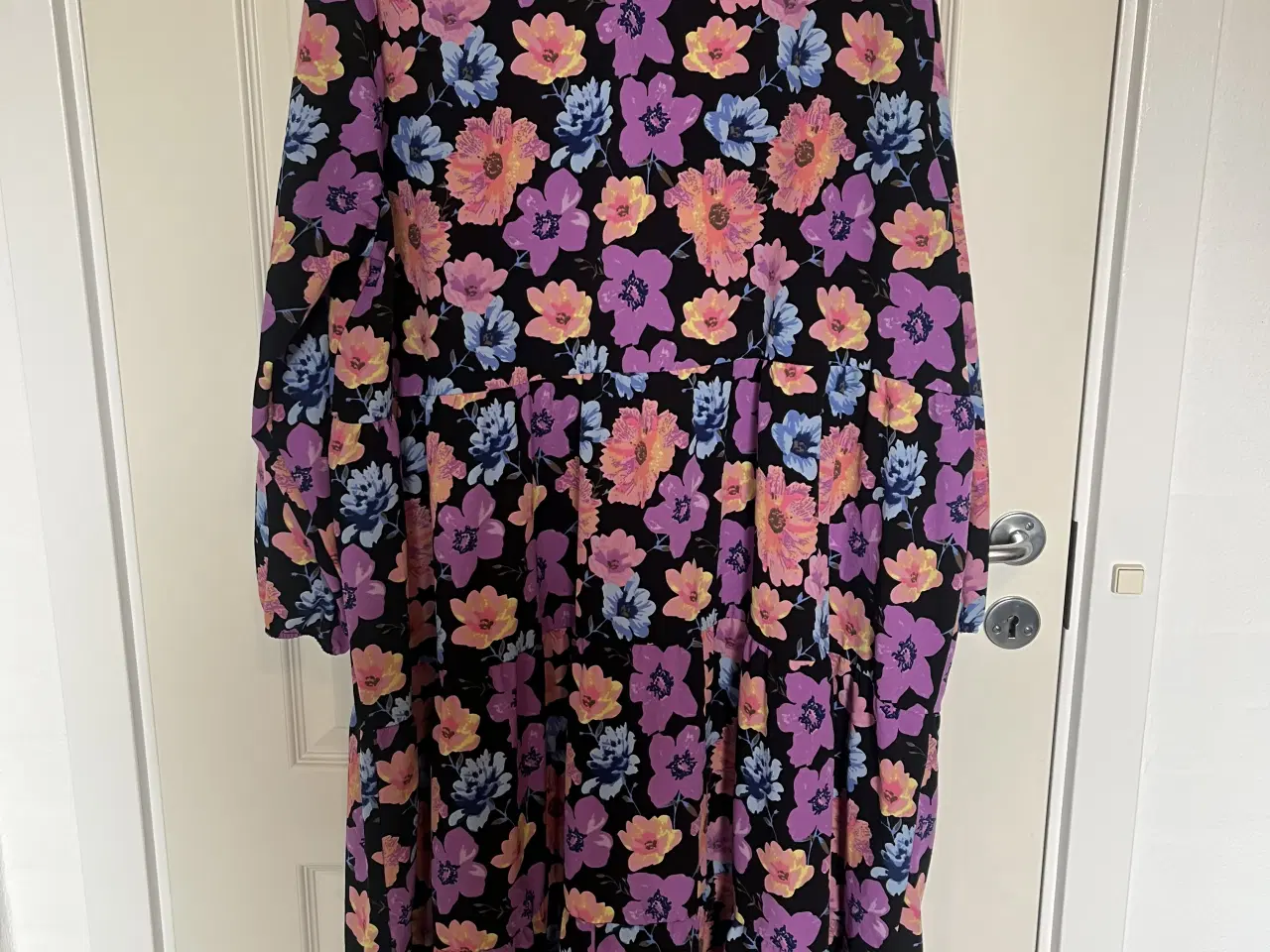 Billede 2 - Blomstret kjole fra VRS
