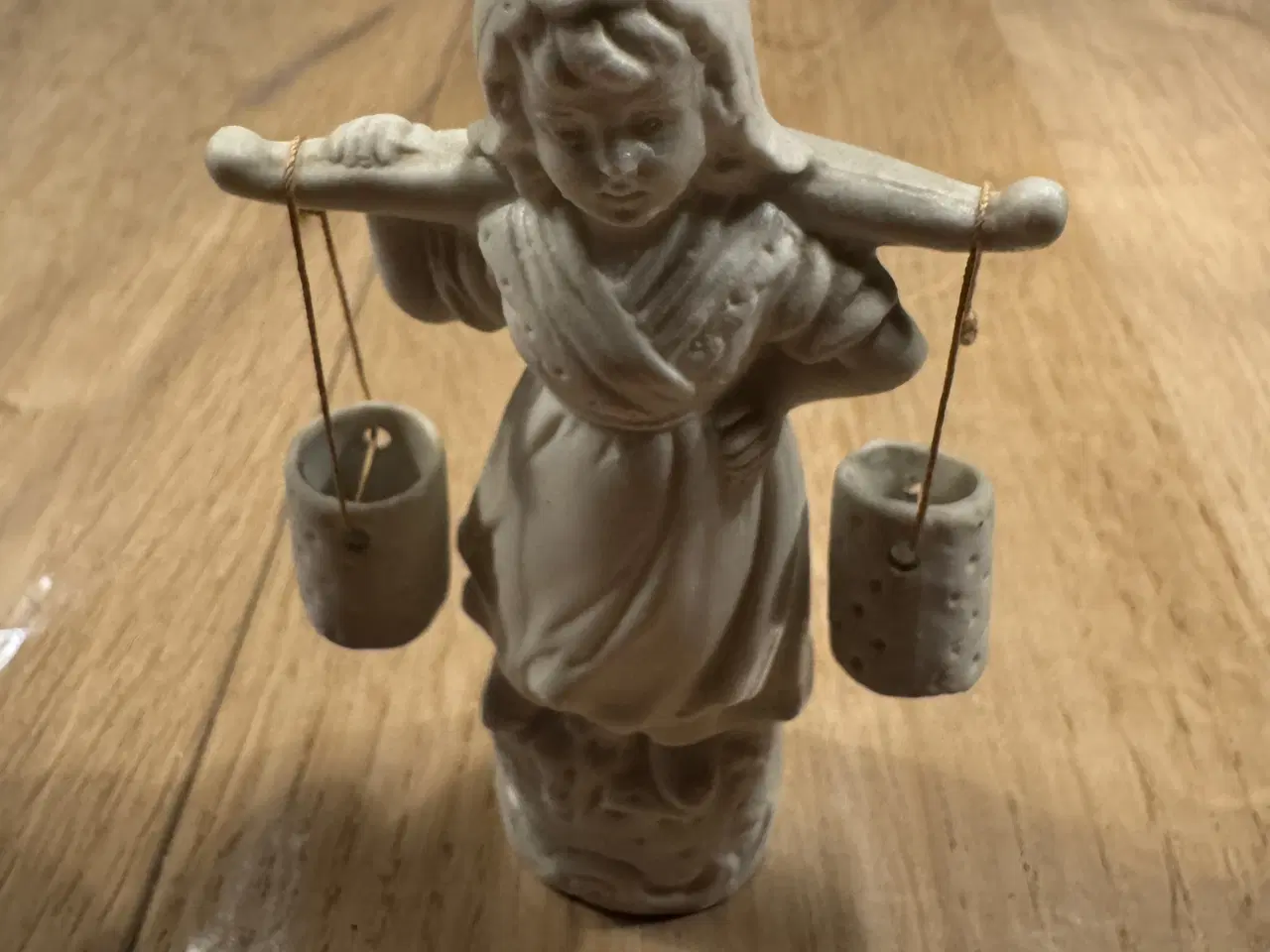 Billede 1 - Lille pige med krukker