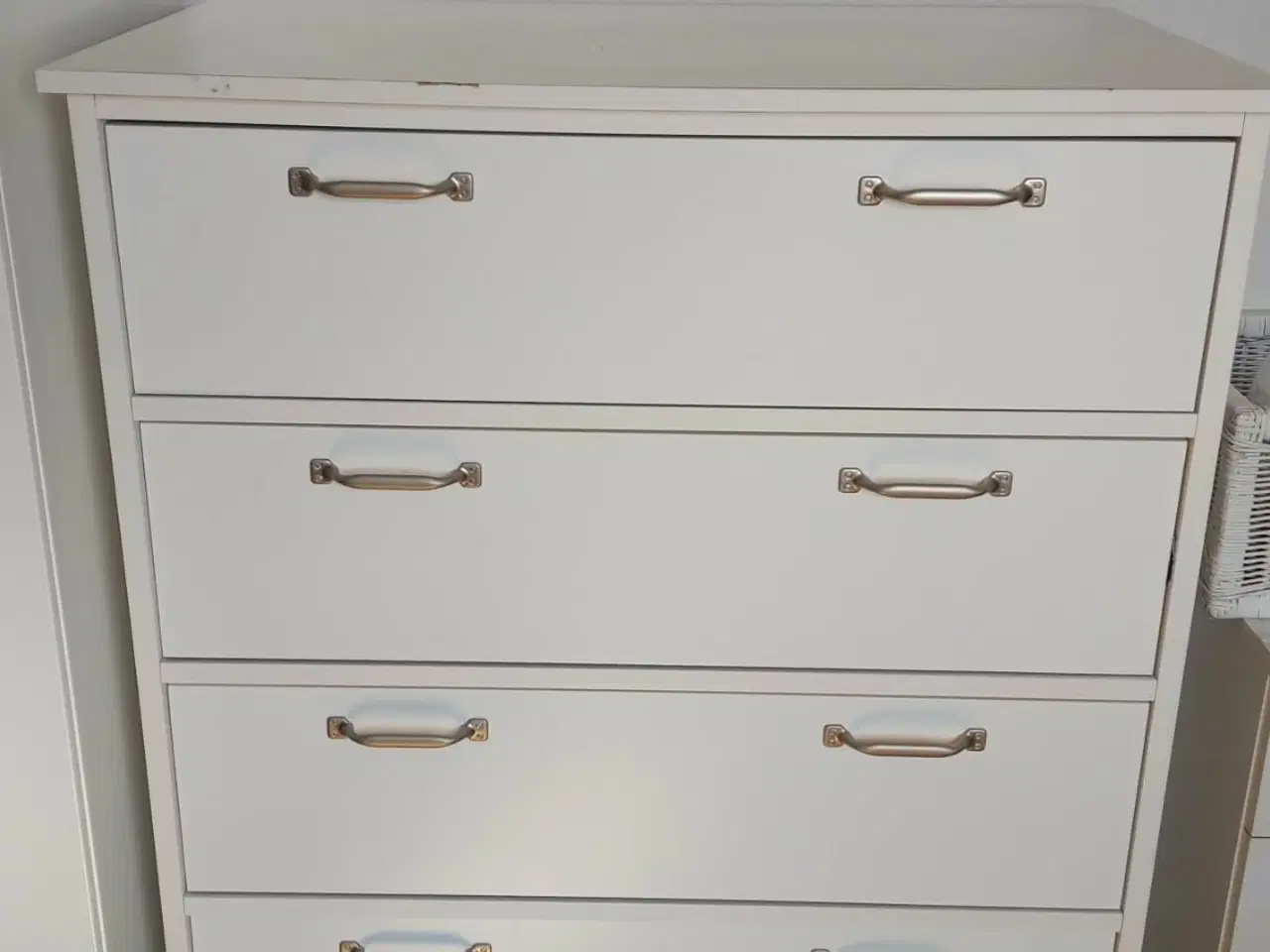Billede 2 - Rummelig hvid kommode – 5 skuffer (Klassisk stil)