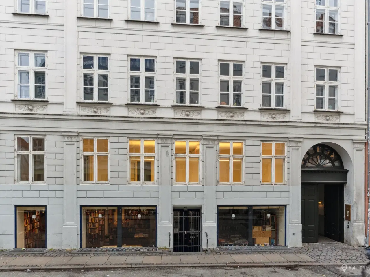 Billede 1 - To ejerlejlighder til butik eller restaurant/café til salg - Kombineret høj underetage og stue