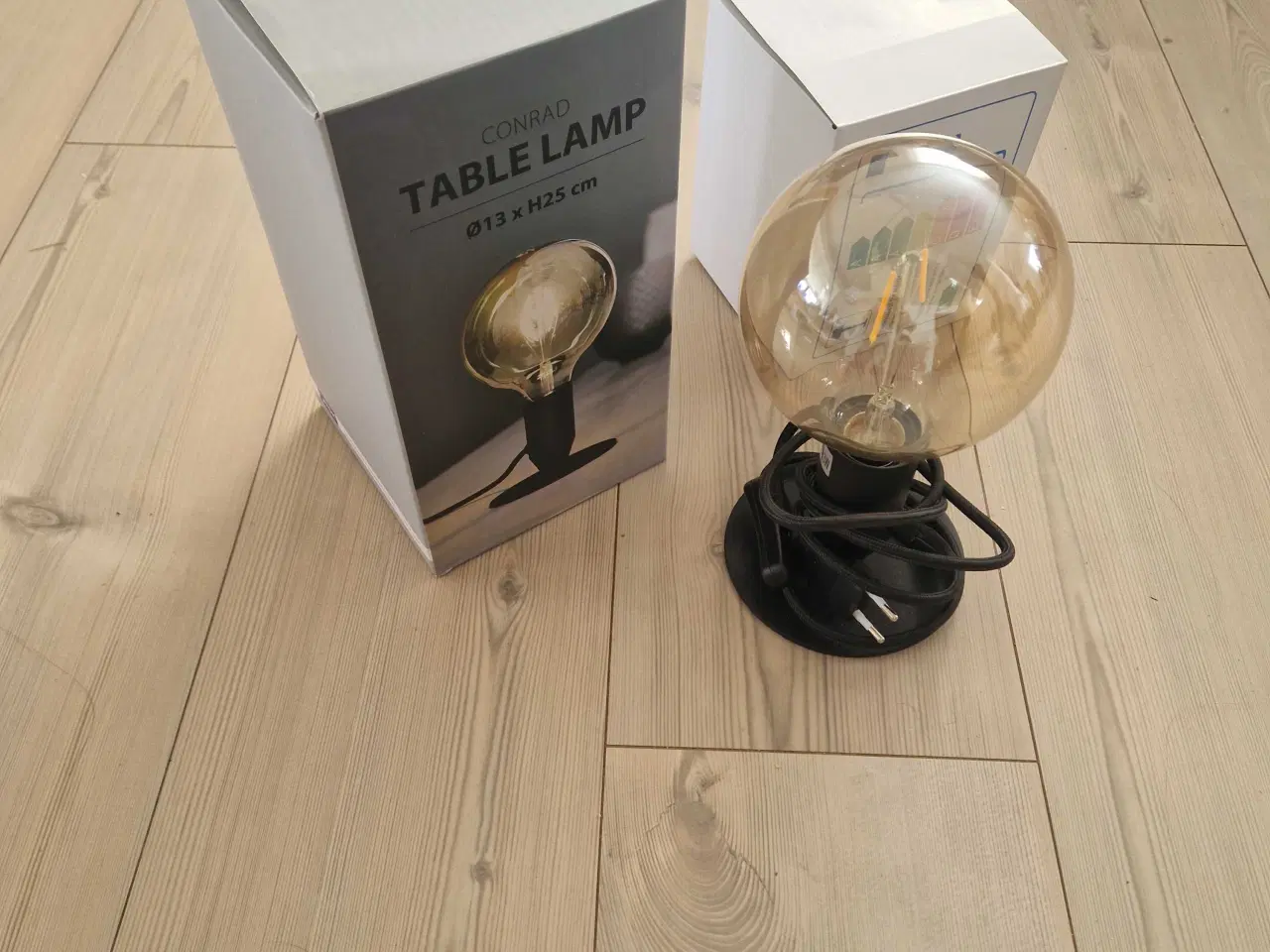 Billede 1 - Spændende bordlampe. Conrad.