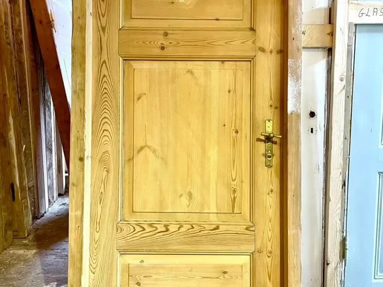 Billede 2 - Solid fyldningsdør i lavt og bredt mål m. karm