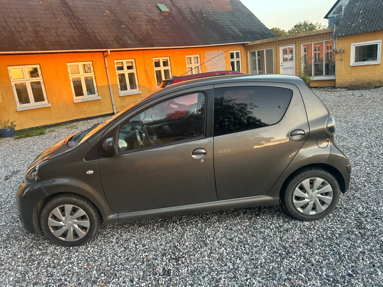 Billede 3 - Aygo årgang 2012 i bronze, har kørt 180.000 km. 