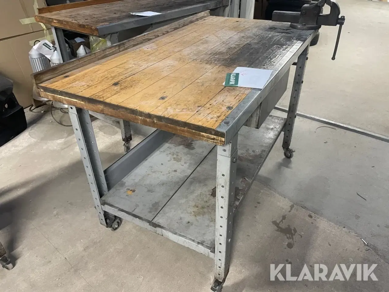 Billede 9 - Arbejdsbord på hjul med skruestik