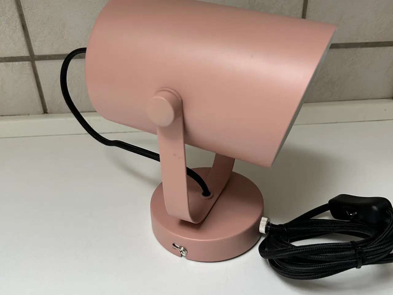 Billede 1 - Væg spot i rosa farvet metal.