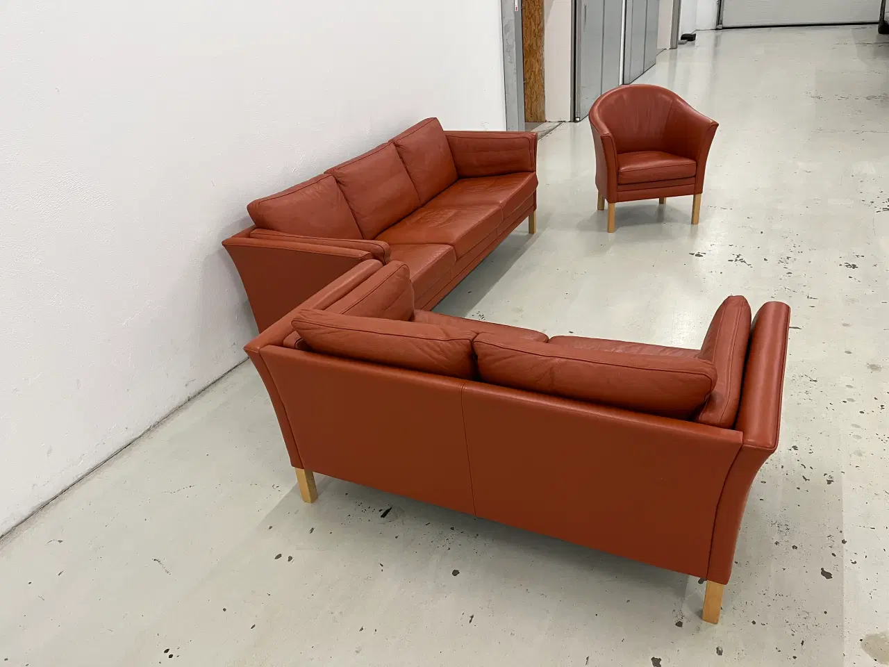 Billede 8 - Mogens Hansen MH2225 3+2 MH80 stol i cognac læder.