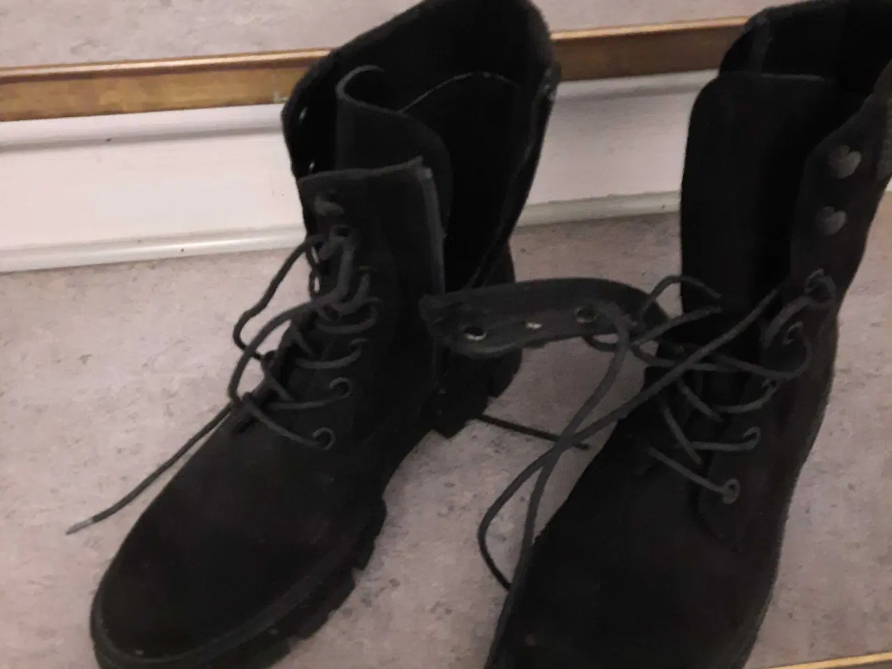 Billede 1 - Et par vinterstøvler til damer