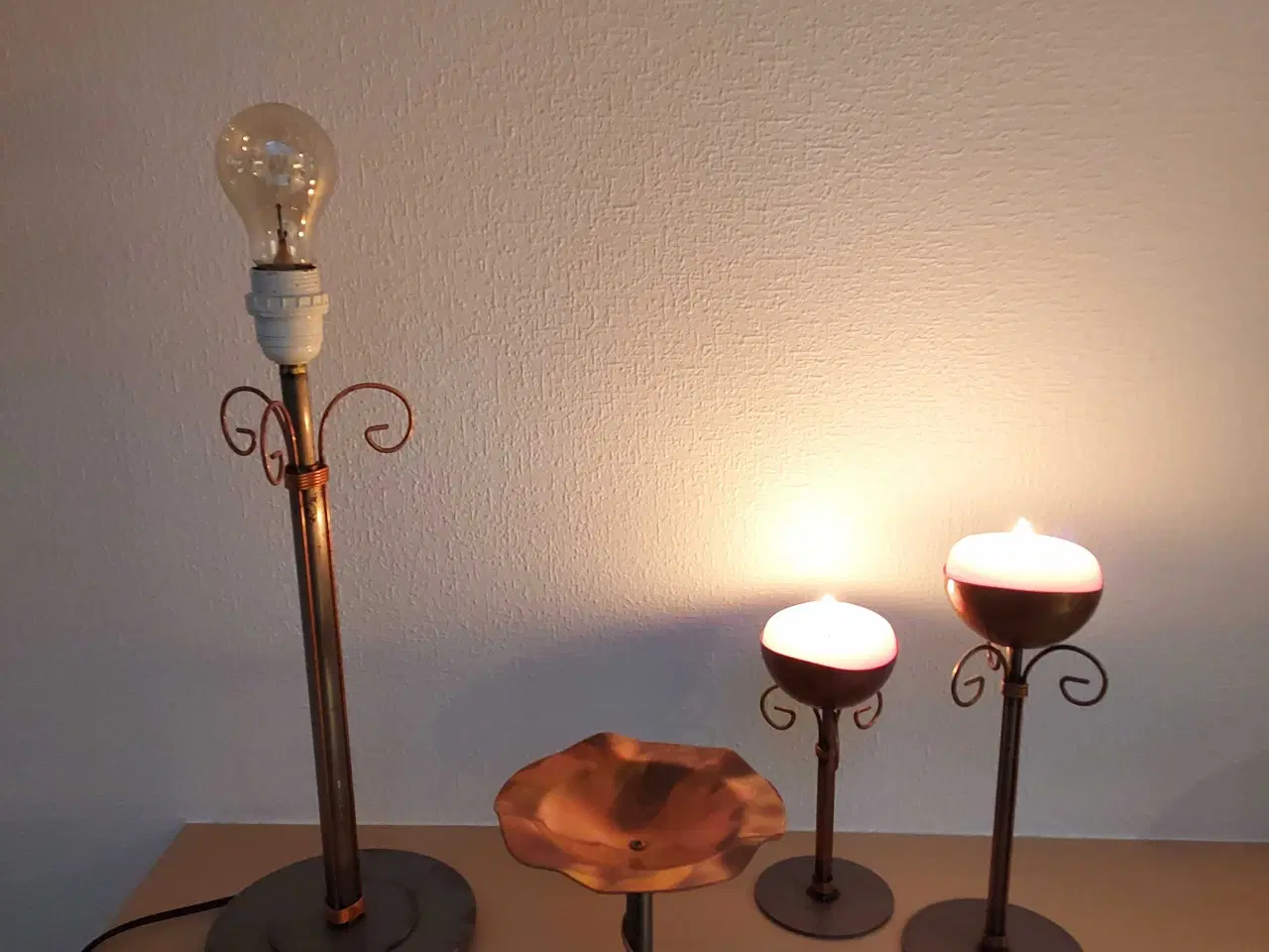 Billede 2 - Lampe,  opsats og 2 lysestager 