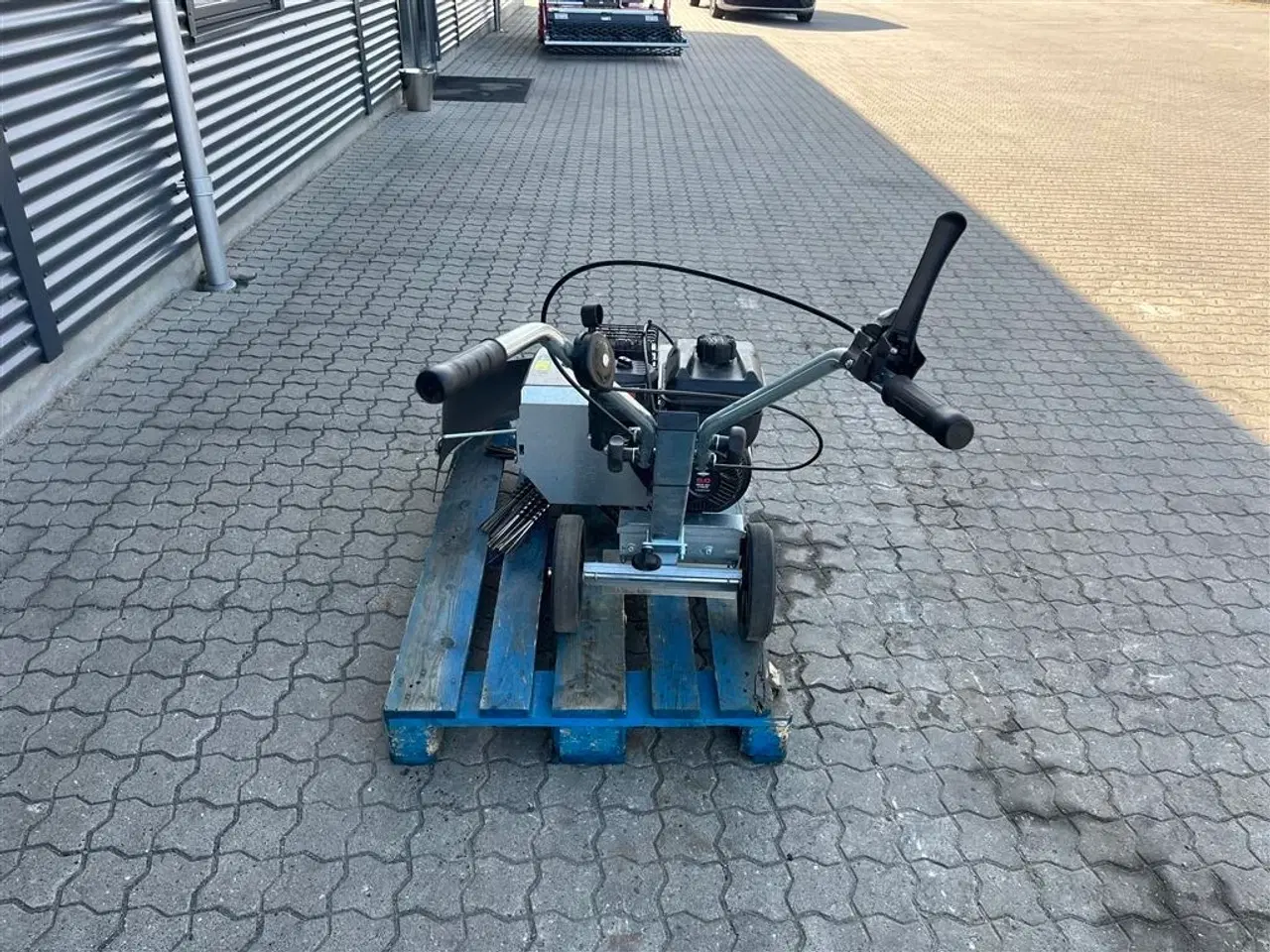 Billede 10 - - - - Kwern Ukrudts børste med benzin motor.