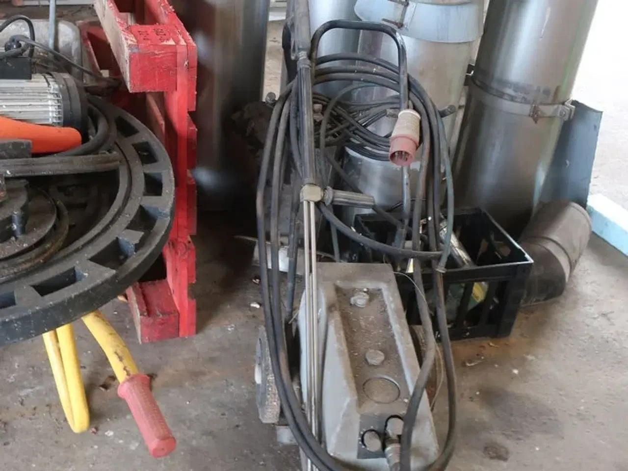 Billede 41 - 2 stk. rullebukke, paller, reoler, reservedele, værktøj, stiger m.m.