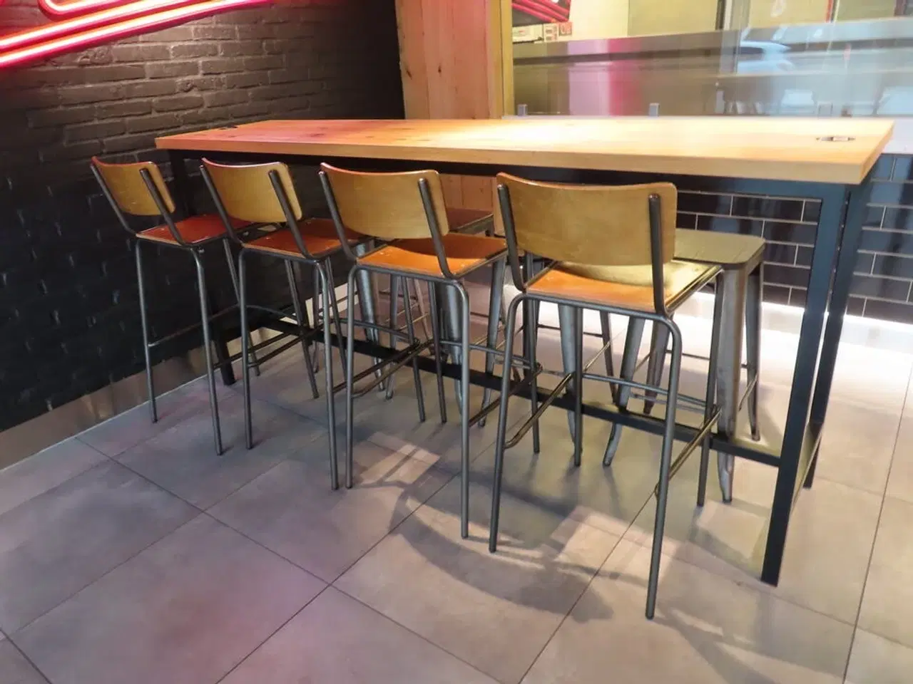 Billede 4 - Højbord med fire stole og fire skamler