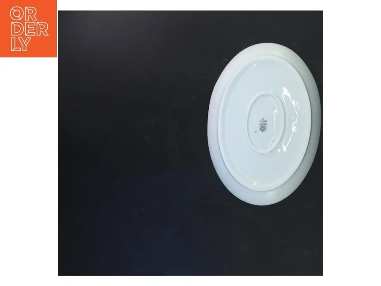 Billede 3 - Ovalt porcelænsfad med bladdesign fra B&G (str. 3x25x17 cm)