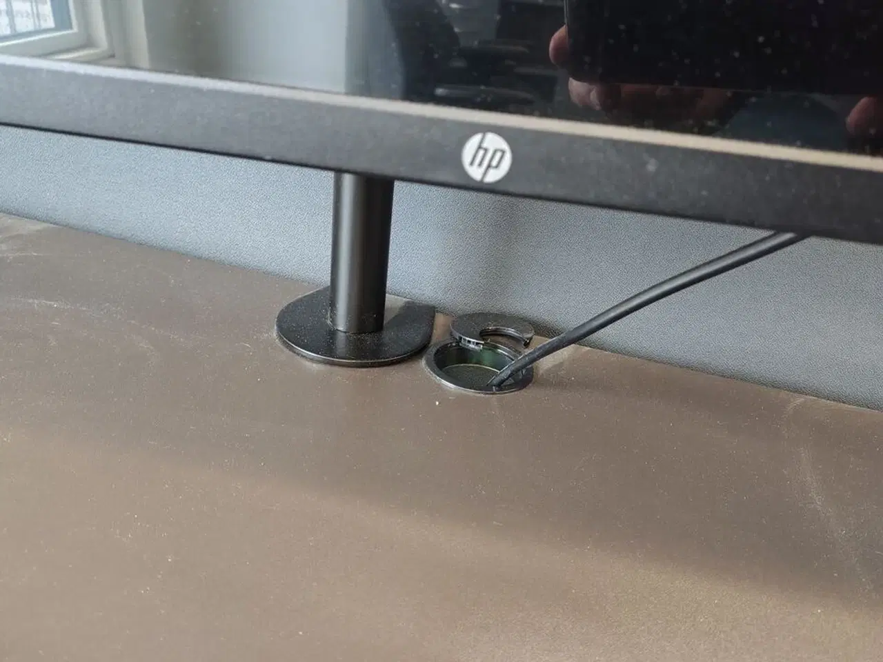 Billede 2 - En HP 32" skærm på stativ
