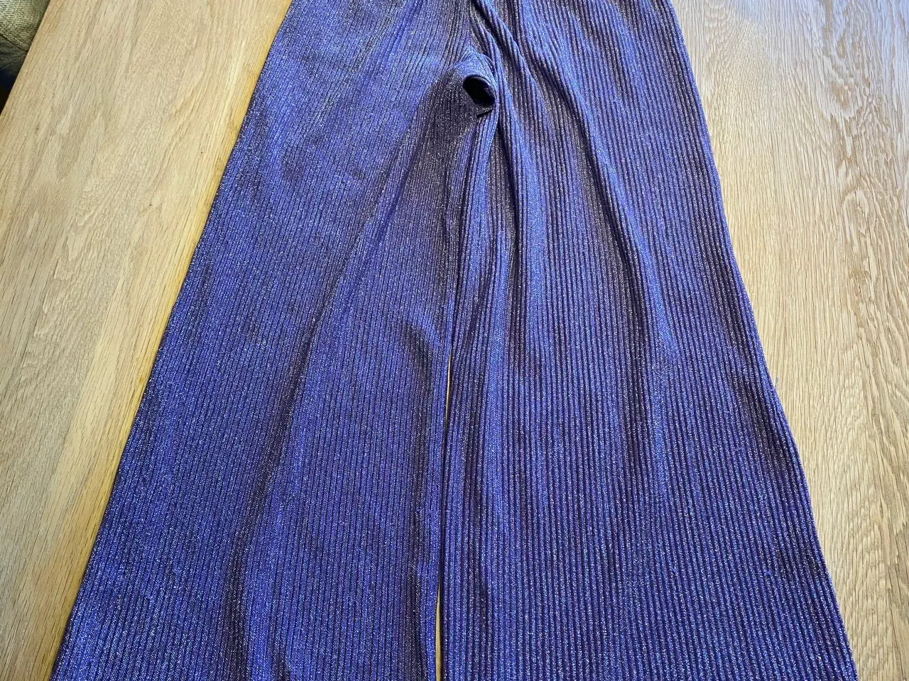 Billede 8 - Stribede jeans med god vide str. 134. Tshirt mm