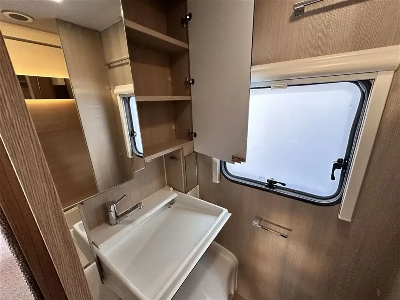 Billede 14 - 2020 - Adria Adora 573 PT Supreme   Super flot køjevogn med 3 Køjer