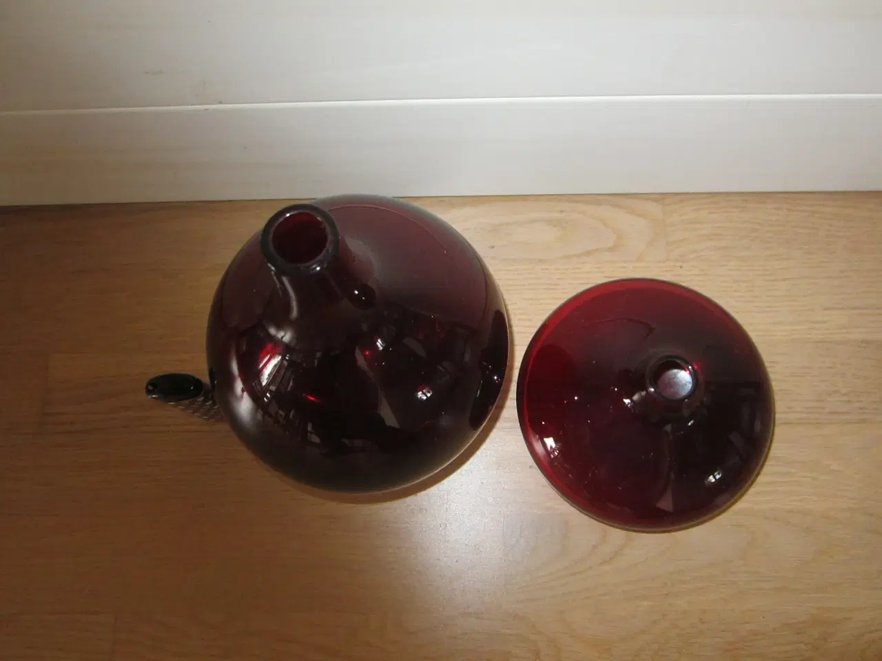 Billede 3 - 2 skønne røde  vaser, den største 21 cm i H samlet