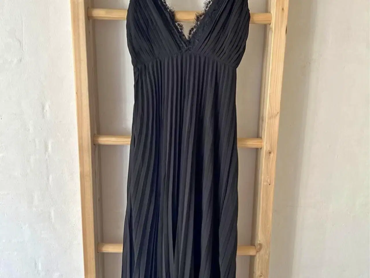 Billede 1 - Smukkeste galla kjole sort M 