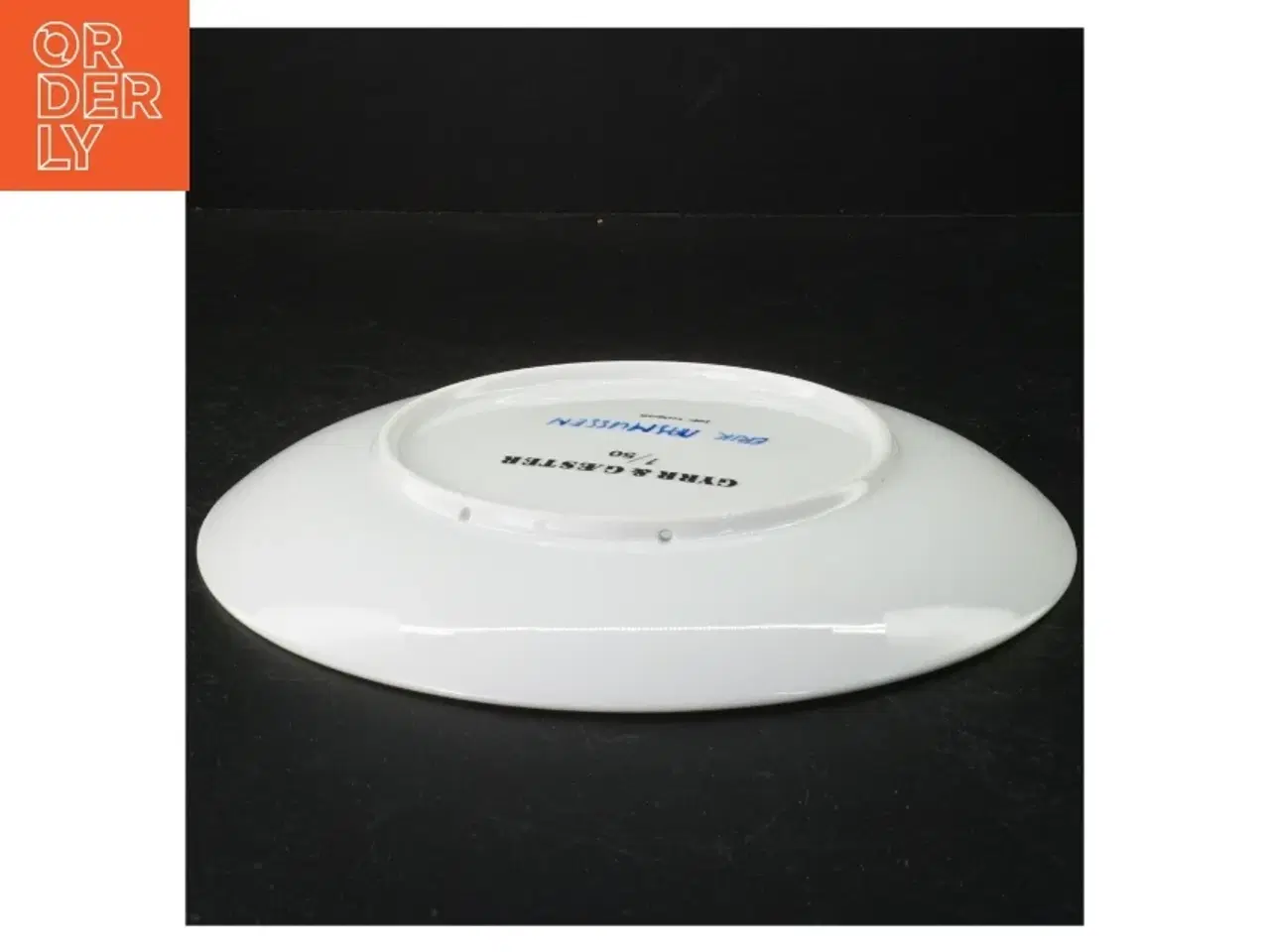 Billede 5 - Kunstnerisk porcelænstallerken fra Gyrr Og Gæster (str. 24 cm i diameter)