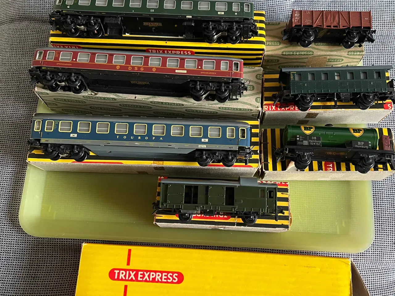 Billede 2 - TRIX togvogne og skinner (nogle vogne i kasser)