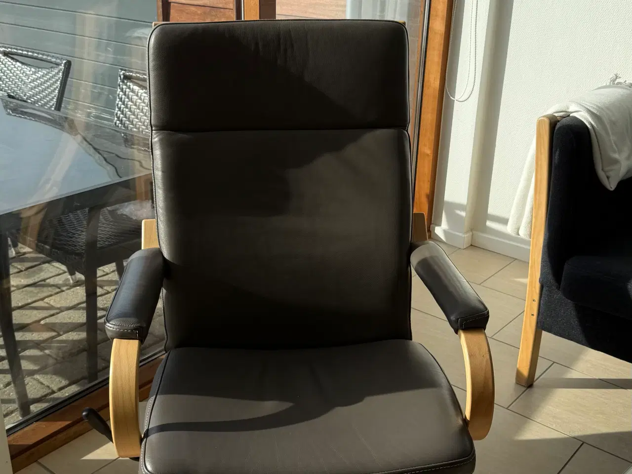 Billede 2 - Læder drejestole med vippefunktion, a la Stressles