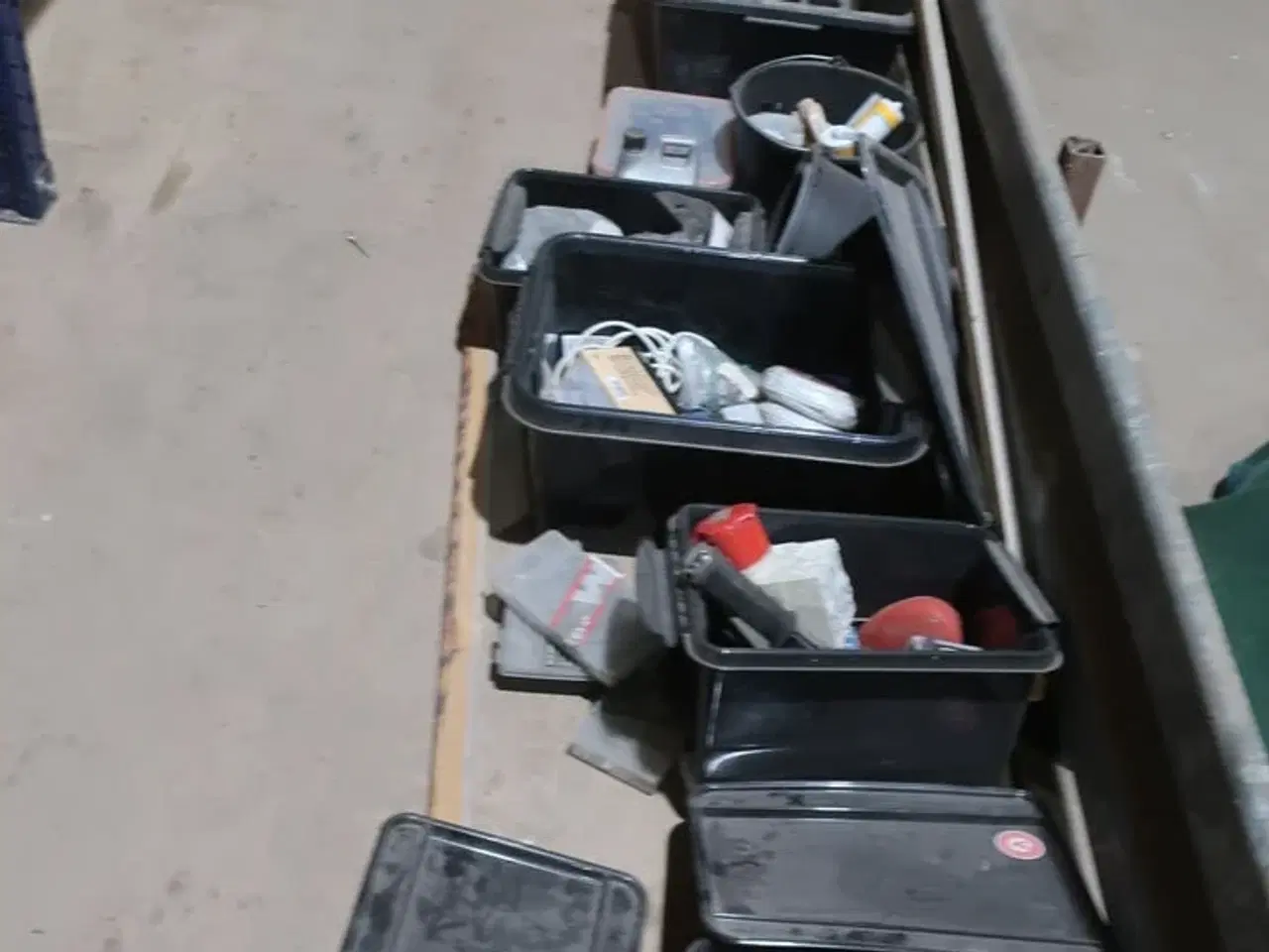 Billede 1 - Div. Kasser med værktøj og varelager