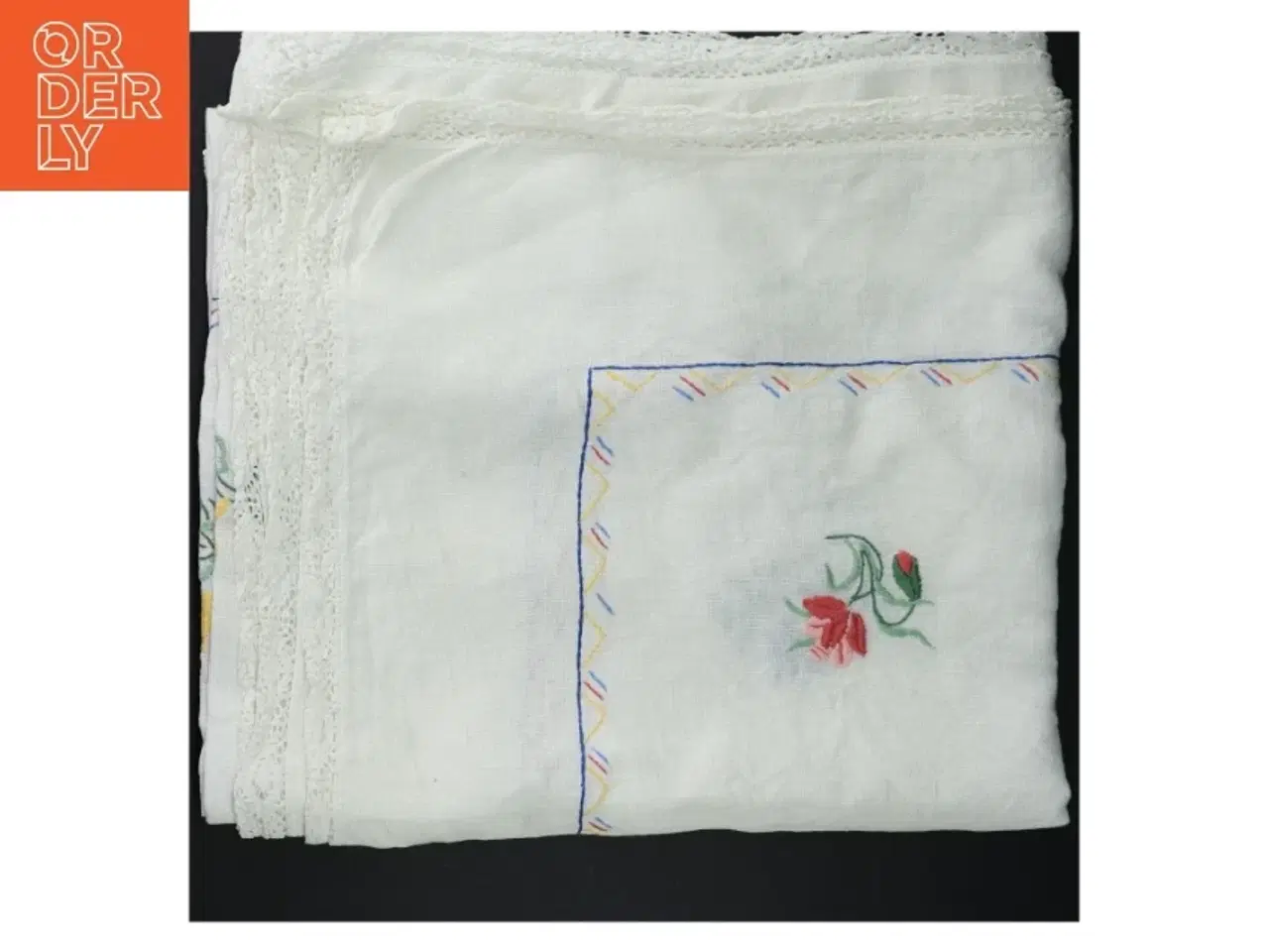 Billede 2 - Broderet hvid dug med blondekant(str. 126 x 134 cm)