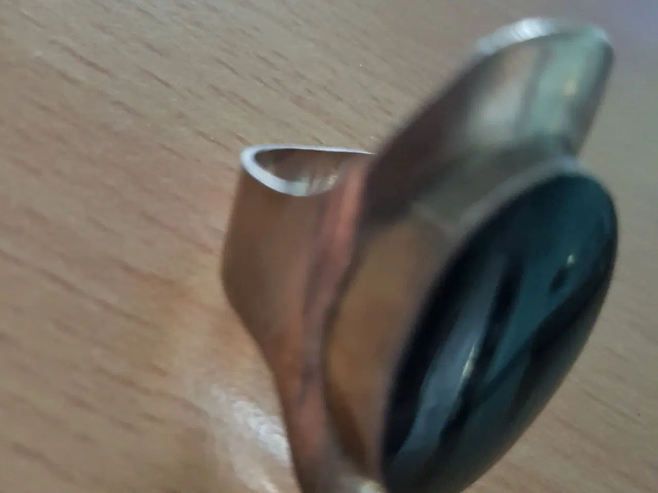 Billede 4 - Fingerring, sølv, med stor sort oval onyx sten