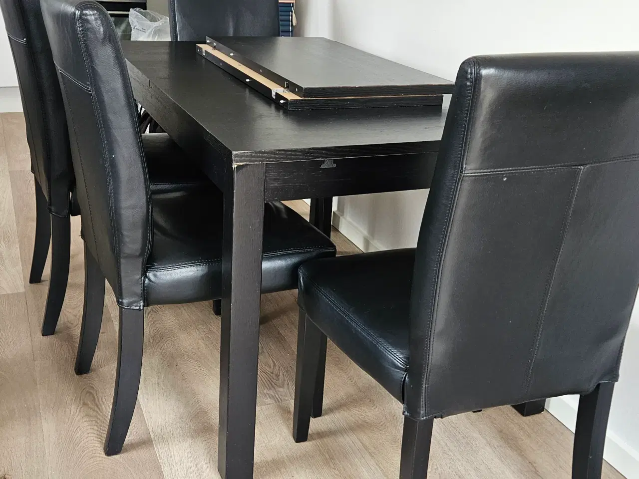 Billede 2 - Spisebord med 4 stole og 2 plader 
