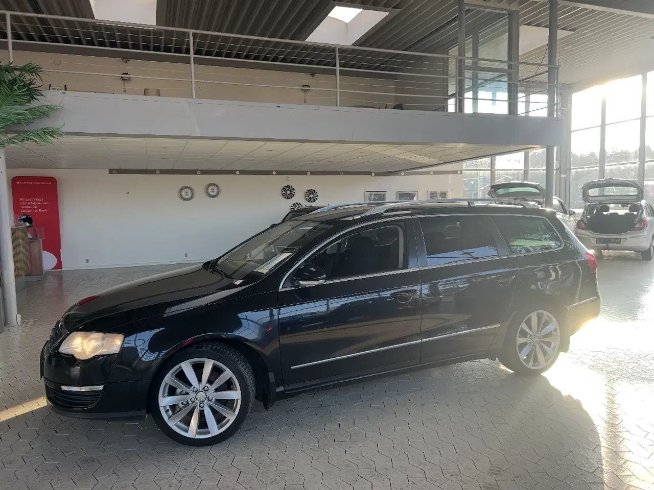 Billede 4 - Rummelig og nysynet