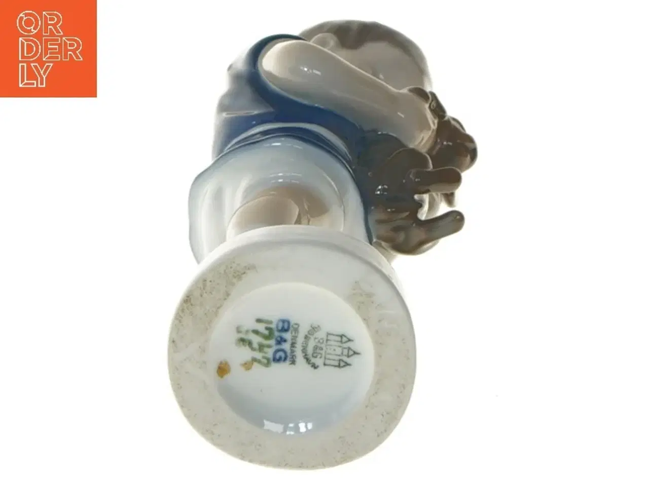 Billede 4 - Porcelænsfigur af barn med hund (str. 17 cm) fra Bing Og Grøndahl