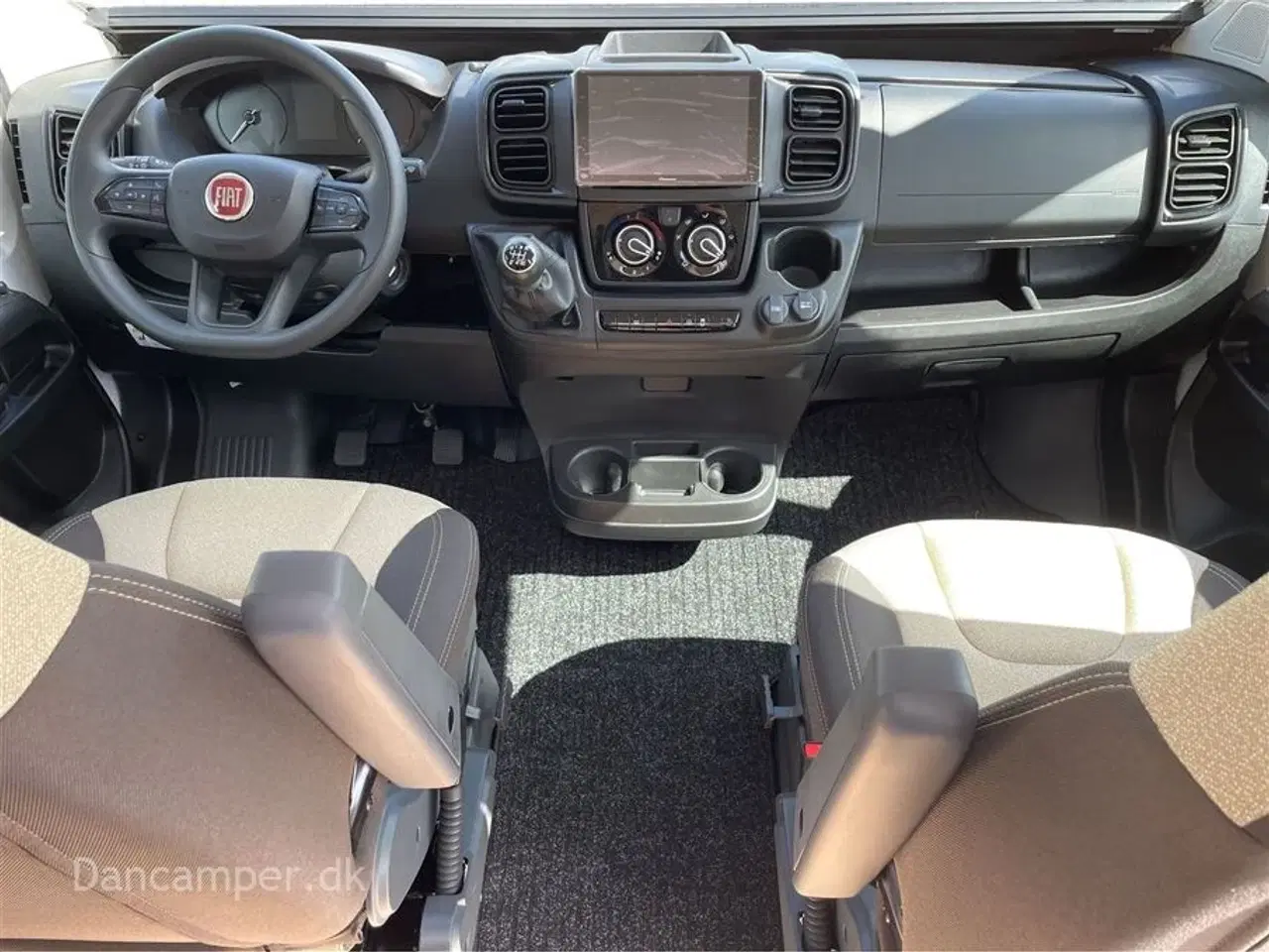 Billede 11 - 2024 - Chausson First Line V594 MAX   Super spændende van med to dobbeltsenge på tværs i køjesystem. 2,2, L motor , 140 HK, solcelle og markise m.m.