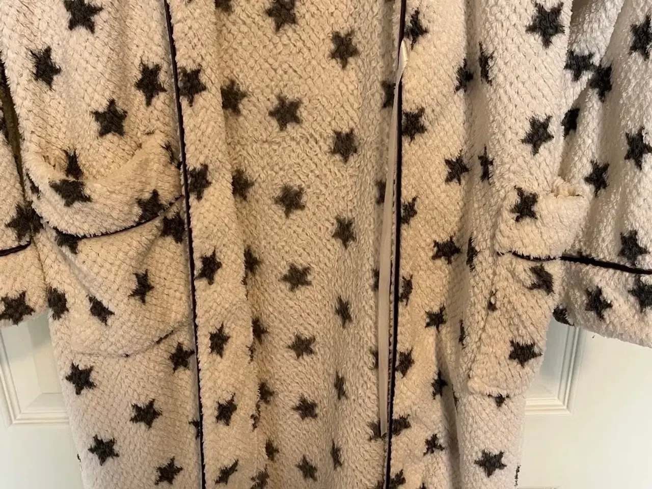 Billede 3 - Hvid Missya morgenkåbe med grå stjerner