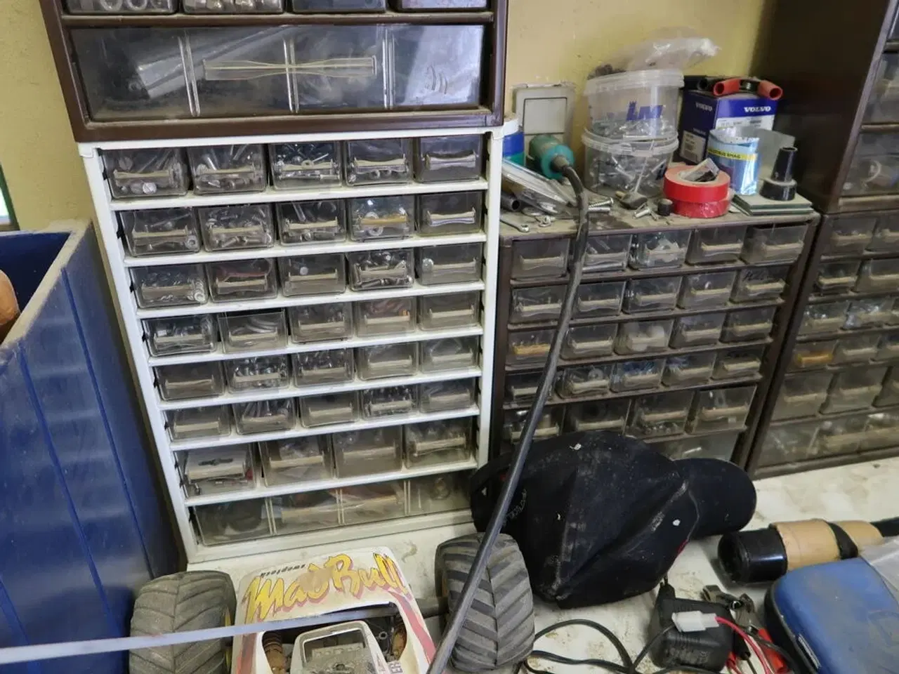 Billede 4 - Div. Plejemidler, skruer, møtrikker, racerbiler m.m.