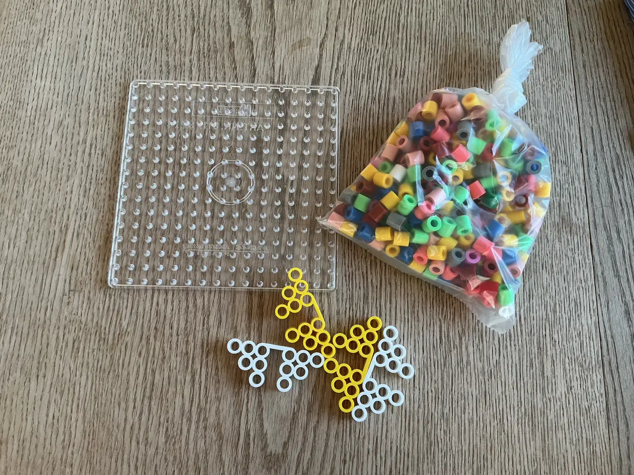 Billede 1 - Hama maxi perler, plade og fødder. Samlet 35kr