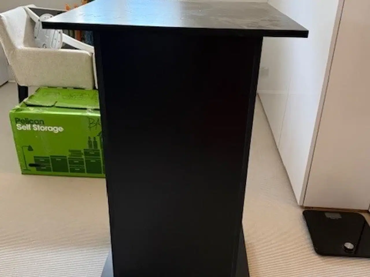 Billede 1 - Sort talerstol med hylder og skuffe