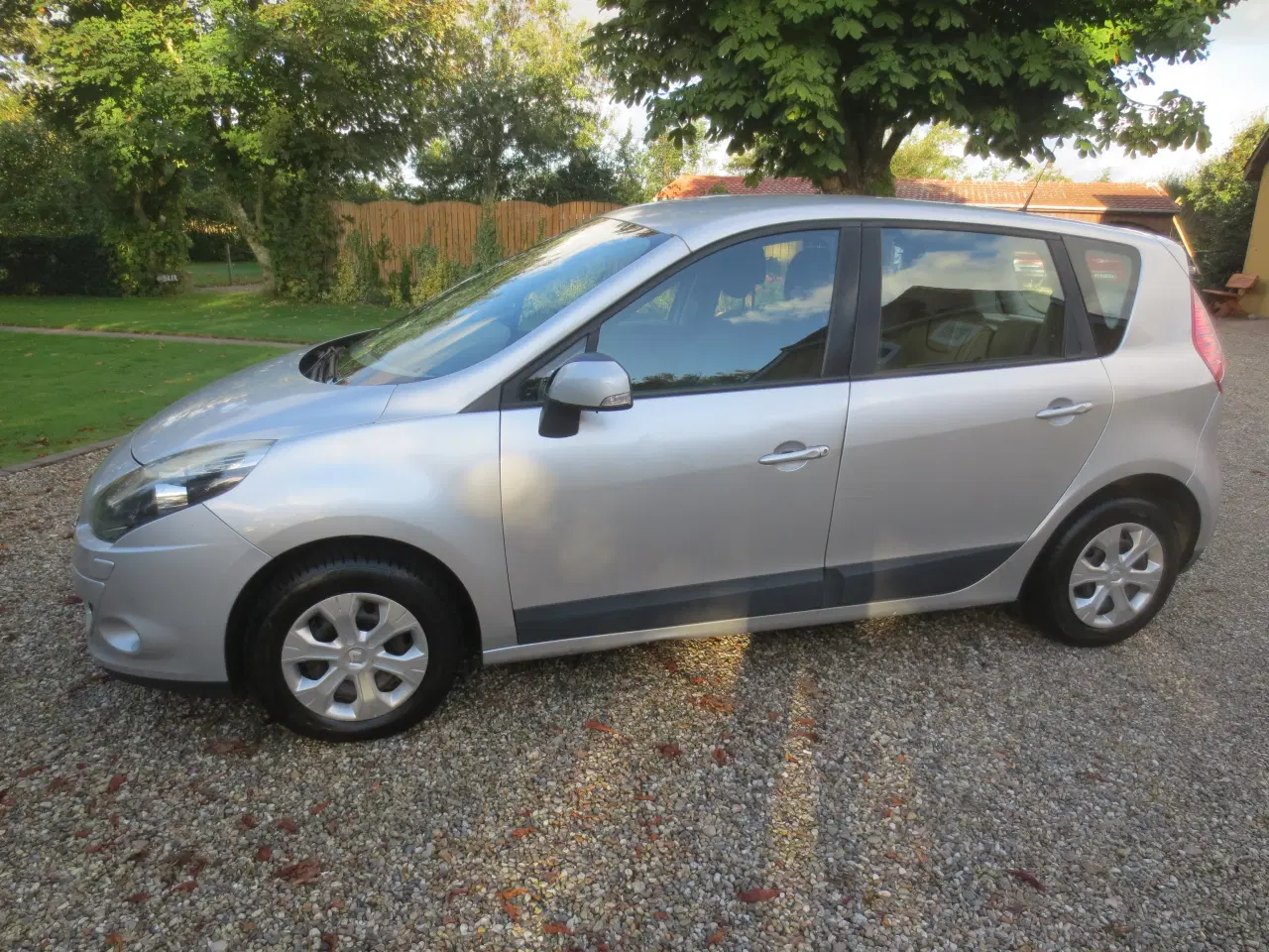 Billede 11 - Renault Scenic 1.6 i År 2010. Nysynet. 