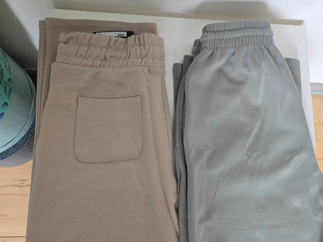Billede 2 - 2stk.Rigtig fine par Bukser m/vide i Ben 