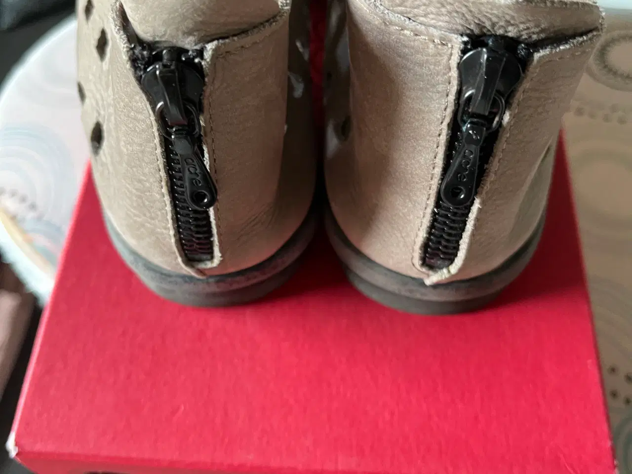 Billede 2 - Sandaler sandfarvet 