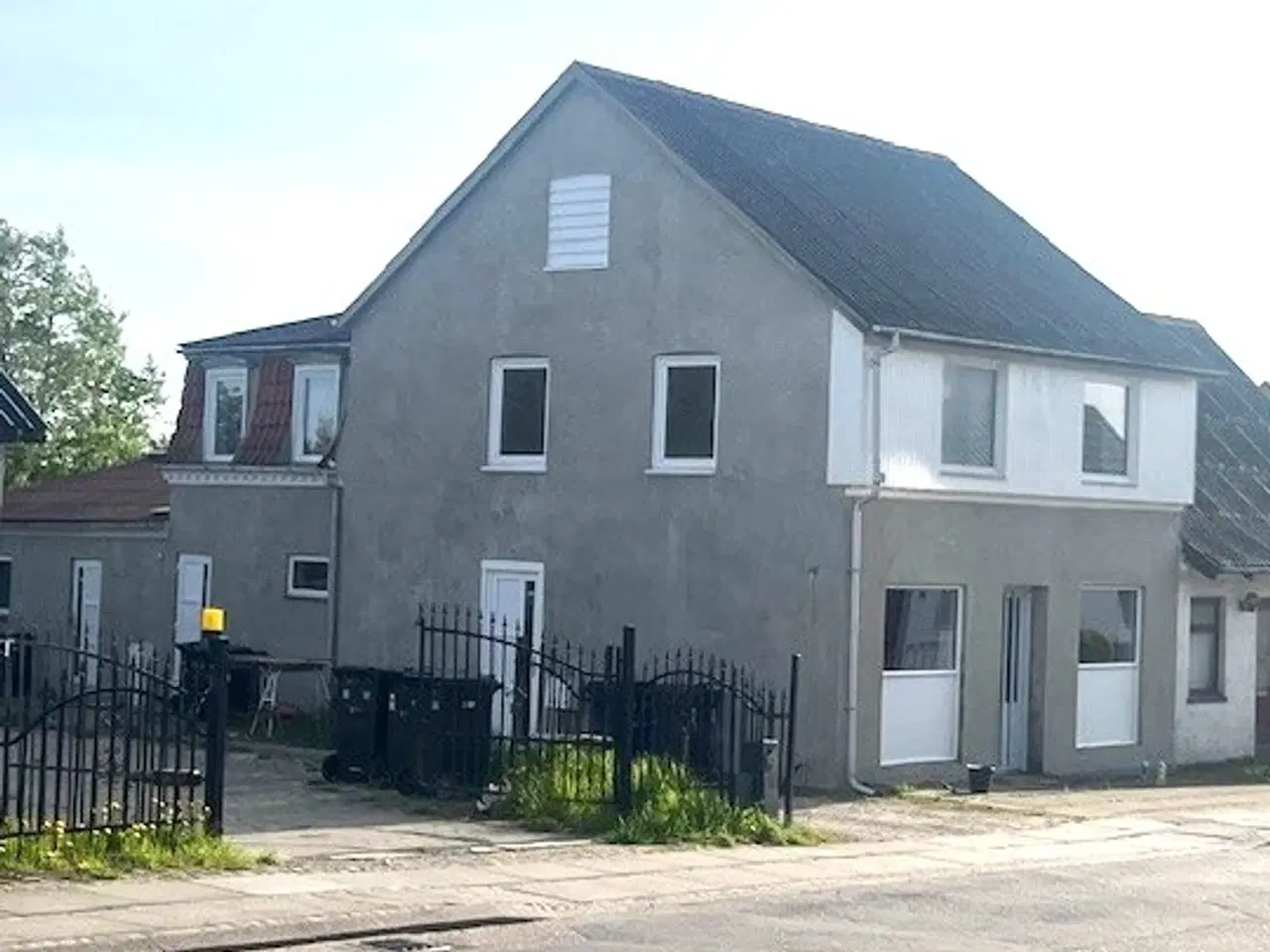 Billede 1 - Hus, 4 værelser plus 120 m2 til andre formål
