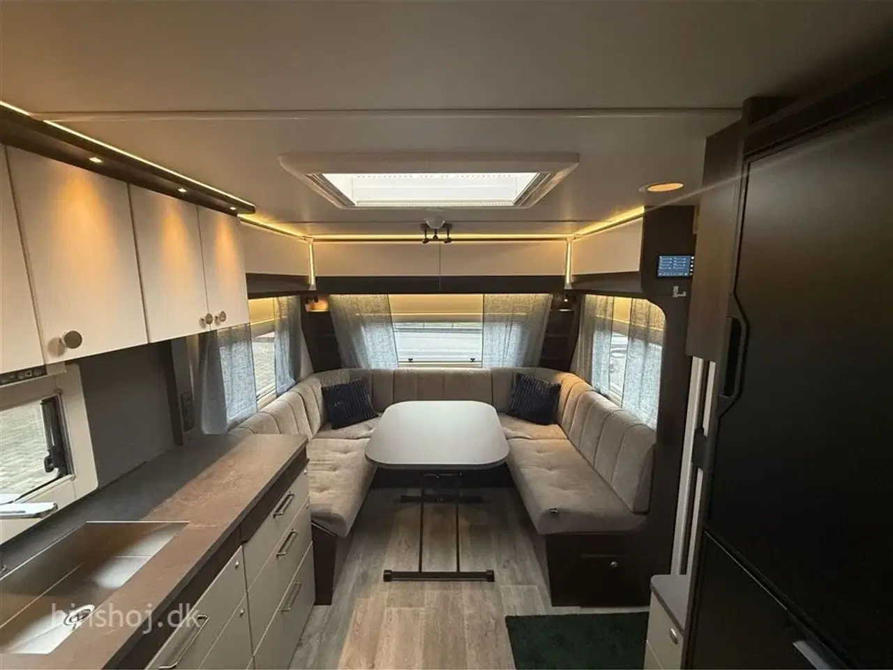 Billede 13 - 2026 - Polar BQDA 650 Black Edition    Polar vintervogn med en dejlig fritstående dobbeltseng fra Hinshøj Caravan
