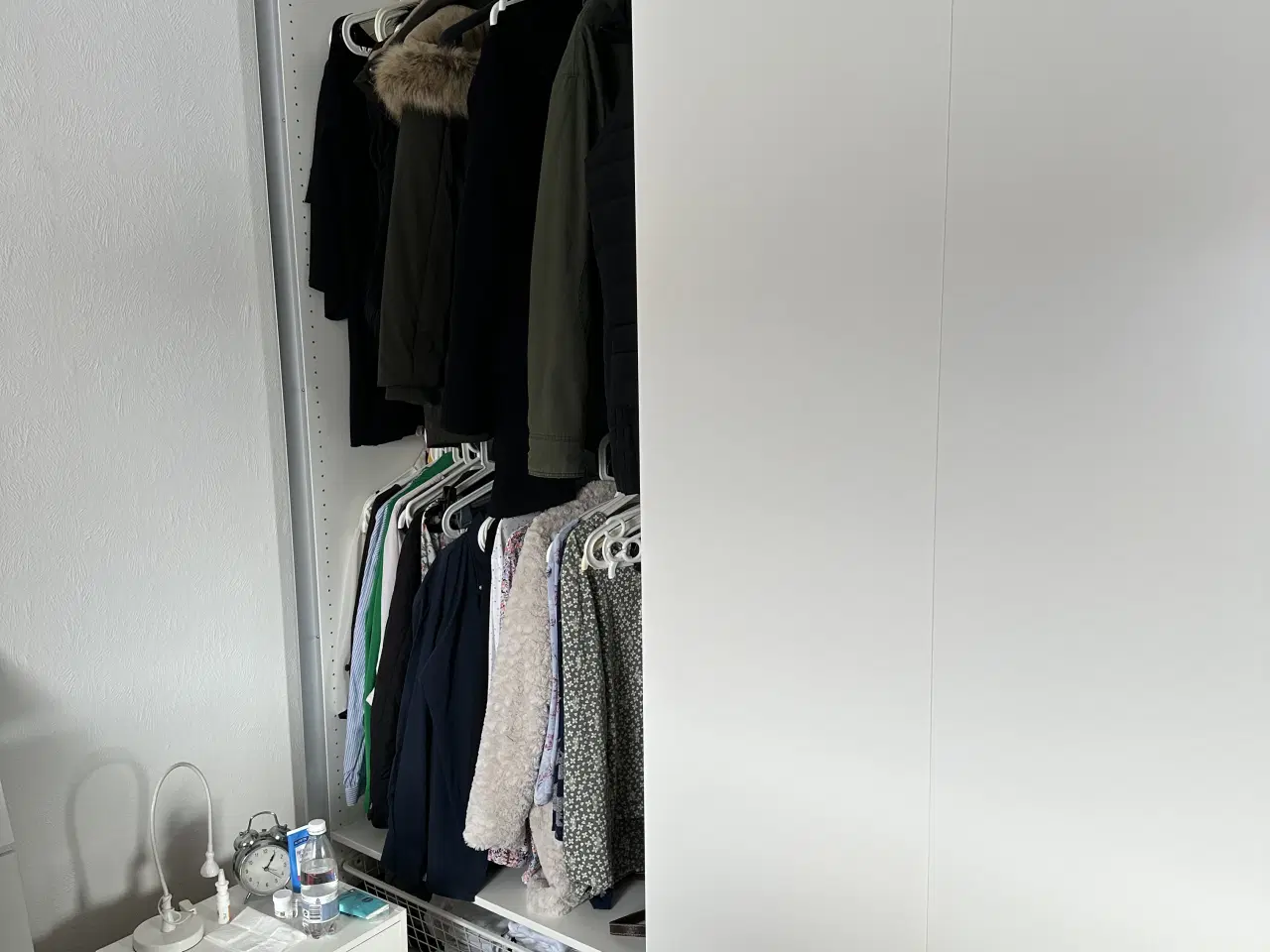 Billede 2 - Stort IKEA garderobeskab med spejl 