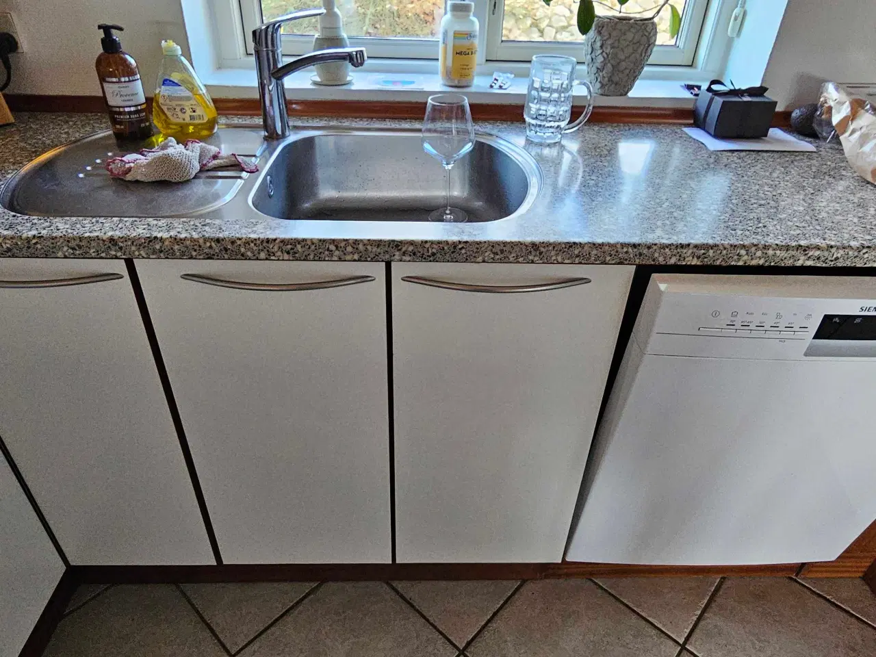 Billede 2 - Svane køkken hvid laminat med trækanter