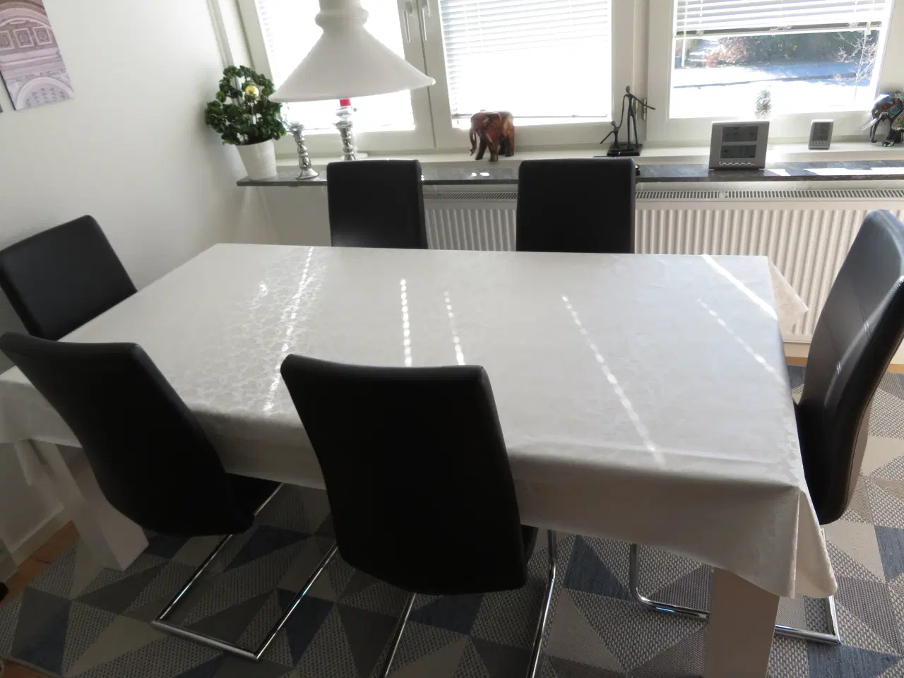 Billede 1 - spisebord med 6 stole