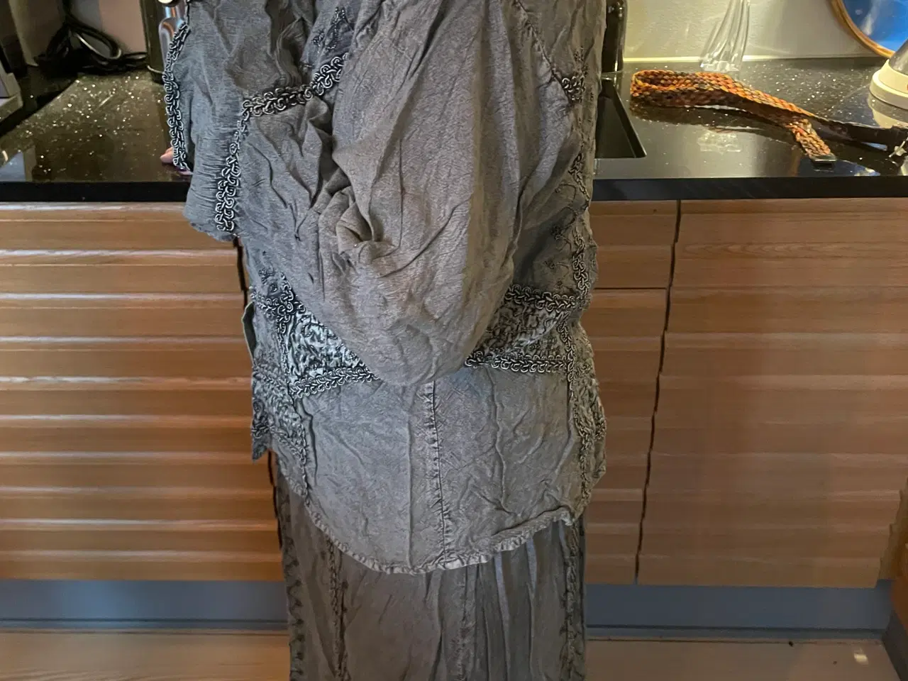 Billede 3 - Sæt med nederdel og bluse - Blågrå - Str. XL