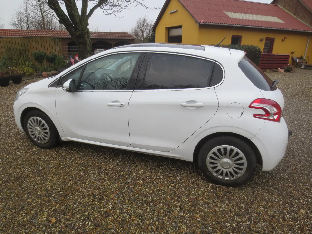 Billede 11 - Peugeot 208 1.2 i Årg 2015. Km 77000. 