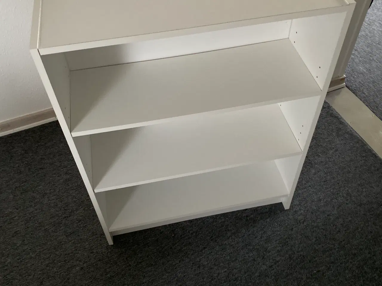 Billede 5 - Skrivebord, kontorstol og 2 reoler 