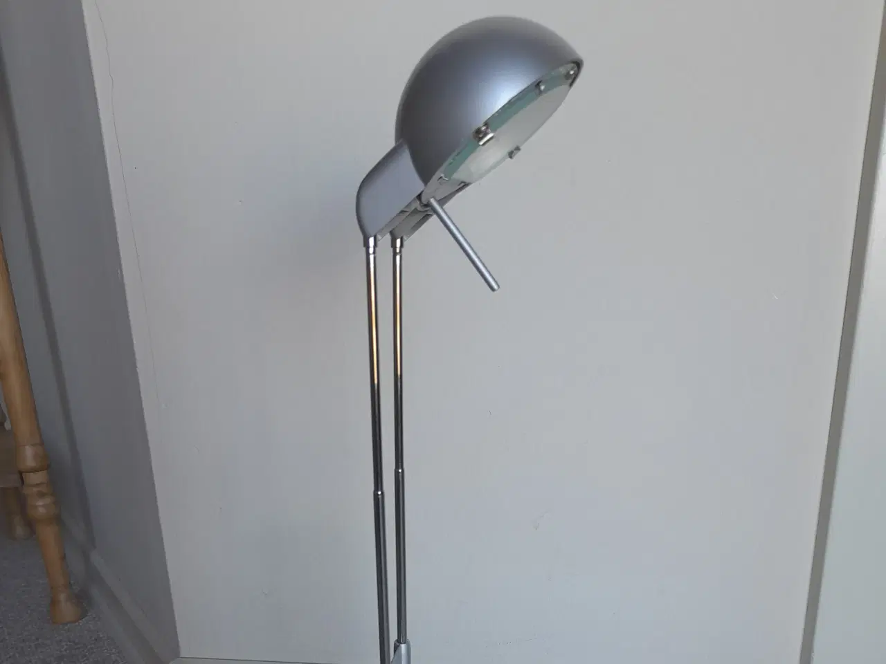 Billede 3 - Skrivebordslampe, sølvfarvet med teleskopfunktion